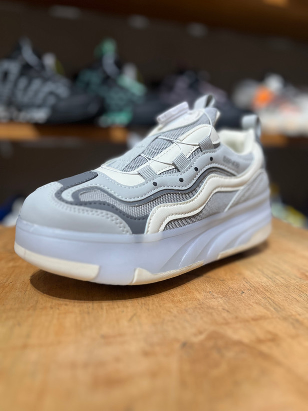 کفش اسکیتی خاکستری